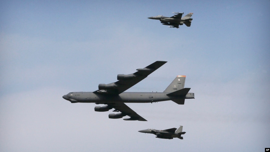Máy bay ném bom B-52 bay qua khu Căn cứ Không quân Osan ở Pyeongtaek, Hàn Quốc, ngày 10 tháng 1 năm 2016.