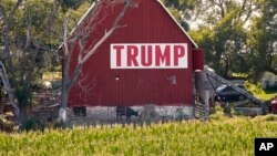 Lahan jagung di depan lumbung bertuliskan Trump sign di pedesaan Ashland, Nebraska, 24 Juli 2018.