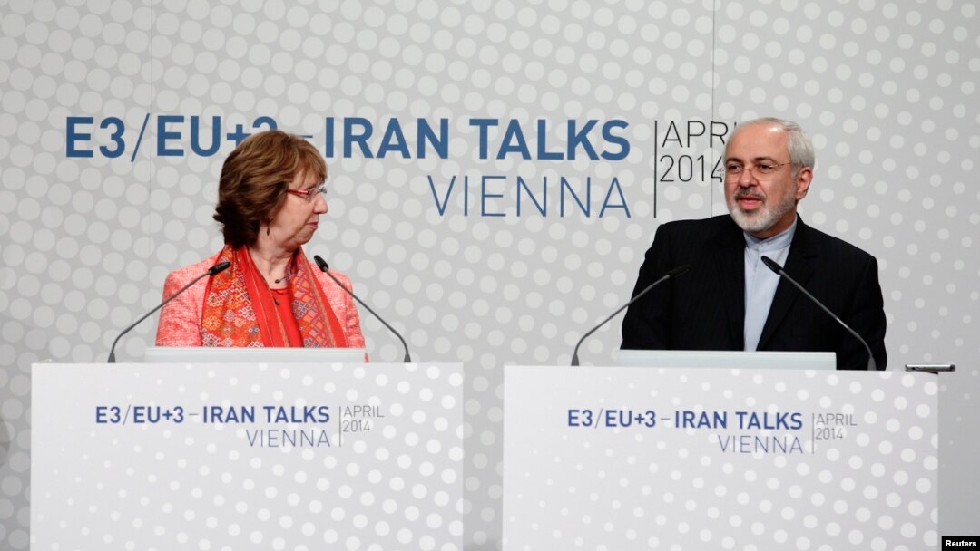 Kepala Kebijakan Luar Negeri Uni Eropa, Catherine Ashton (kiri) dan Menlu Iran Mohammad Javad Zarif berbicara kepada media di Wina, Austria (9/4).
