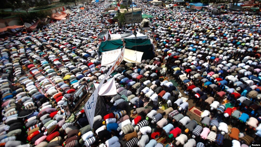 Para pendukung Presiden terguling Mohamed Morsi melakukan shalat Jumat di lapangan Rabaa el-Adawiya, Kairo (12/7). 