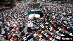 Para pendukung Presiden terguling Mohamed Morsi melakukan shalat Jumat di lapangan Rabaa el-Adawiya, Kairo (12/7). 