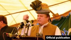  دپنجاب په لودهرا اؤ سيالکوټ سيمو کې ددهقان پيکج لاندې دامدادي چيکونو ويشلو په اړه راجوړې شوې دستورې ته دوينا په مهال نوازشريف وويل چې پاکستان به دچا په خوښه نۀ بلکې دائين اؤ اولس په مرضۍ سره چليږي.