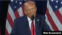 دونالد ترمپ، رییس جمهور ایالات متحده حین سخنرانی روز سه شنبه ششم جنوری در مرکز ترمپ کنیدی در واشنگتن دی‌سی