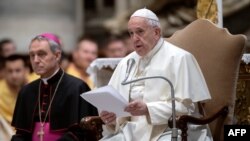 Le pape François lors du rite byzantin dans la basilique Saint-Pierre, le 11 octobre 2019. 