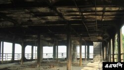 ঝালকাঠিতে আগুন লাগা লঞ্চের ভেতরের পুড়ে যাওয়া অংশ। দুর্ঘটনায় অন্তত ৩৭ জন মারা যান। (ডিসেম্বর ২৪, ২০২১। (ছবি- আরিফুর রাহমান/ এএফপি) 