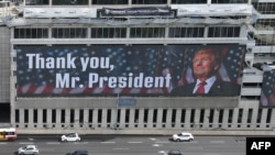 Bilbord sa porukom zahvalnosti predsjedniku Donaldu Trampu na fasadi hotela u Tel Avivu (Foto: JACK GUEZ / AFP)