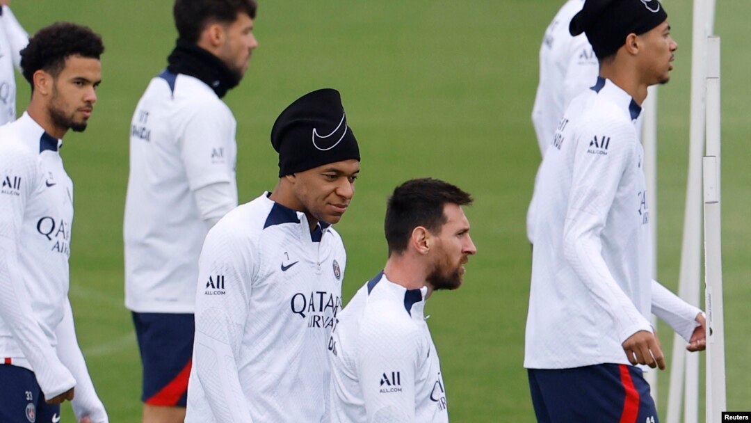 'Yan wasan PSG suna atisaye (Hoto: AP)