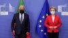 Presiden Komisi Eropa Ursula von der Leyen (kanan) bersama Perdana Menteri Portugal Antonio Costa sebelum pertemuan di markas Uni Eropa di Brussel, Selasa, 1 Desember 2020.