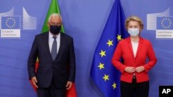 Presiden Komisi Eropa Ursula von der Leyen (kanan) bersama Perdana Menteri Portugal Antonio Costa sebelum pertemuan di markas Uni Eropa di Brussel, Selasa, 1 Desember 2020.