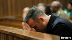 L'ancien athlète Oscar Pistorius est jugé pour le meurtre de sa compagne Reeva Steenkamp à la cour de Justice de Pretoria, Afrique du Sud, 14 juin 2016.