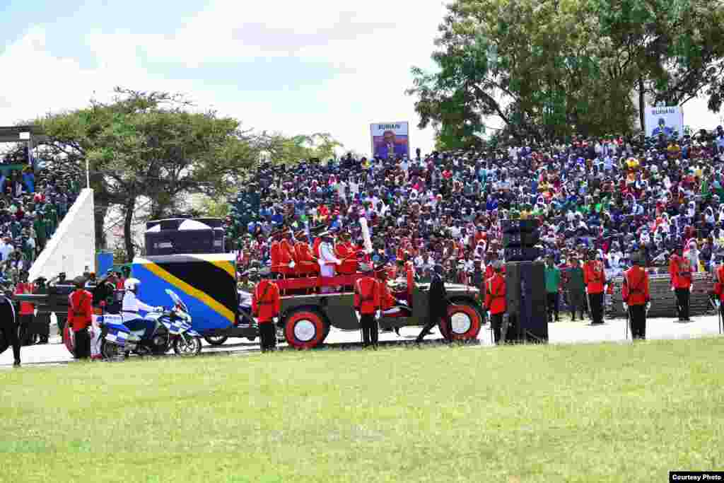 Gari Maalumu la Jeshi la Wananchi wa Tanzania JWTZ likiwa limebeba Jeneza lenye mwili wa aliyekuwa Rais wa Jamhuri ya Muungano wa Tanzania katika awamu ya tano Hayati John Pombe Magufuli wakati likiwasili katika uwanja wa Jamhuri mkoani Dodoma.&nbsp;