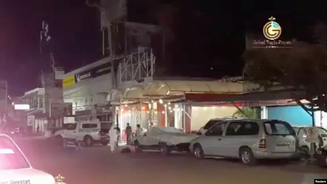 Para pejabat darurat berdiri di luar sebuah bar setelah orang-orang bersenjata menembak mati seorang jurnalis Minggu pagi di kota Iguala di negara bagian Guerrero, Meksiko barat daya, menurut otoritas setempat, 2 Agustus 2020. (GRISEL TAPIA FLORES/via REUTERS)