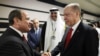 Cumhurbaşkanı Erdoğan, 2022 FIFA Dünya Kupası'nın açılış törenine katılmak üzere gittiği Katar’da Sisi ile biraraya gelerek el sıkıştı.