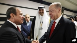 Cumhurbaşkanı Erdoğan, 2022 FIFA Dünya Kupası'nın açılış törenine katılmak üzere gittiği Katar’da Sisi ile biraraya gelerek el sıkıştı.