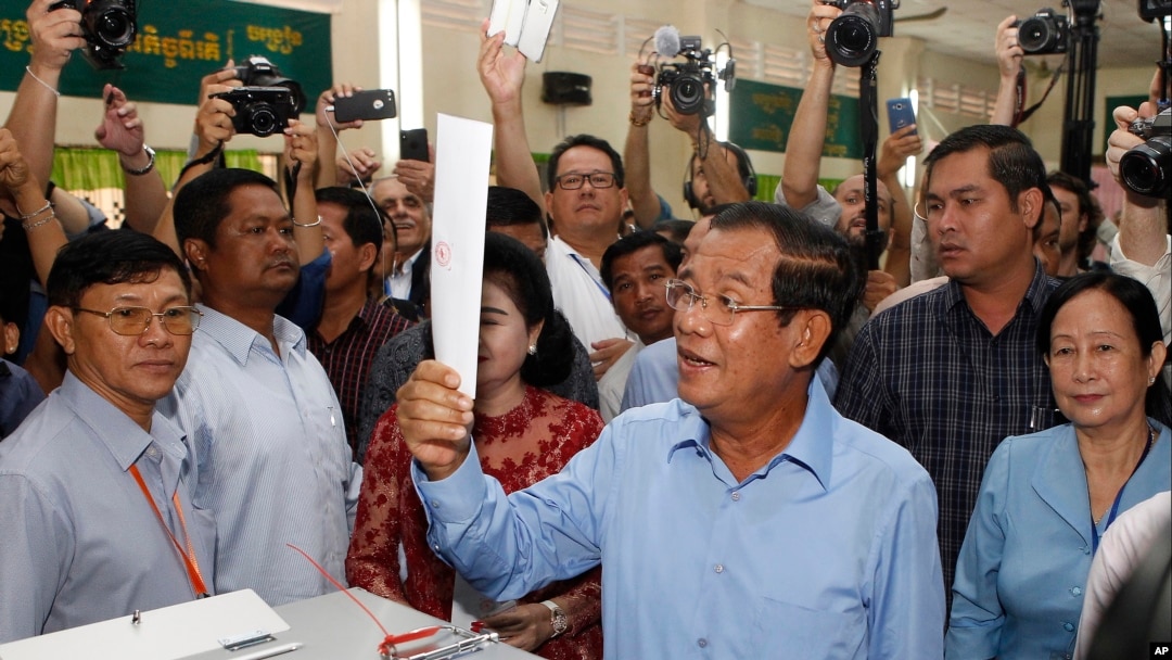 Perdana Menteri Kamboja Hun Se menunjukkan surat suaranya di TPS di Takhmua, provinsi Kandal, Phnom Penh tenggara, Kamboja, Minggu, 29 Juli 2018. 