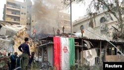 Uništena zgradu pored iranske ambasade u Damasku. (Foto: REUTERS/Firas Makdesi)