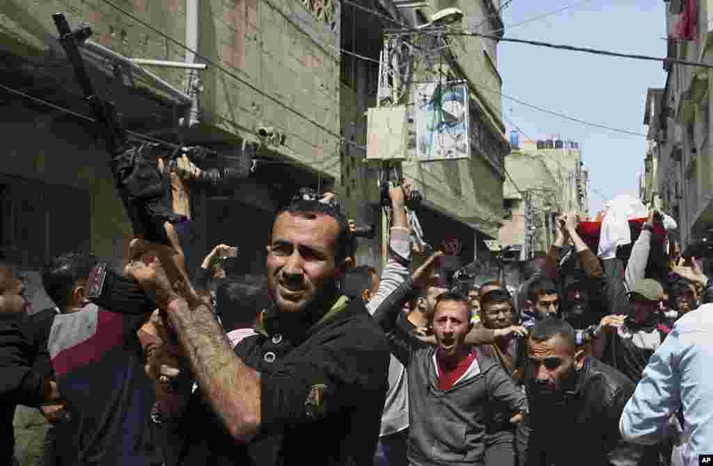 12일 팔레스타인 가자지구에서 이스라엘군의 공습으로 숨진 하예 레흐의 장례식이 열린 가운데, 시민들이 고인의 시신을 들고 이동하고 있다. 이스라엘군은 하마스가 가자지구 장벽 주변에서 이스라엘군 차량에 폭탄 공격을 한 것에 대응해 공습을 가했다고 밝혔다.