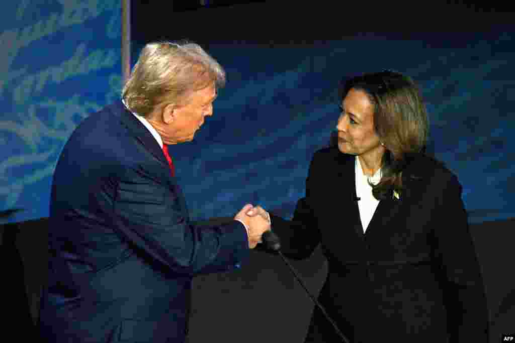 Vice-présidente mpe démocrate Kamala Harris (D) na président ya kala Donald Trump bapesani mbote mpe batalani miso na miso na bondongwani na bango na etando eke na&nbsp;National Constitution Center, Philadelphie, Pennsylvanie, 10 sanza ya libwa 2024.(Photo by SAUL LOEB / AFP)