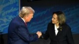 TOPSHOT - Mgombea Urais Kamala Mdemokrat Kamala Harris (kulia) akimsalimia mpinzani wake mgombea urais wa Republikan Donald Trump kabla ya kuanza Mdahalo wa Rais katika kituo chaNational Constitution Center huko Philadelphia Jumanne usiku, 