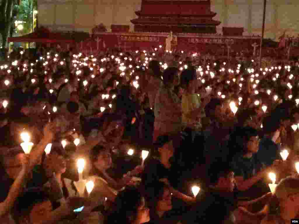 数以万计港人云集维园烛光纪念六四事件(美国之音海彦拍摄)