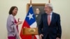 El ministro de Asuntos Exteriores de Chile, Alberto Van Klaveren, a la derecha, sonríe a su homóloga peruana, Ana Cecilia Gervasi, tras la conferencia de prensa en la que se anunció la transferencia de la presidencia pro témpore de la Alianza del Pacífico a Perú.