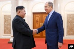 19일 평양을 방문한 세르게이 라브로프 러시아 외무장관이 김정은 북한 국무위원장과 만났다.
