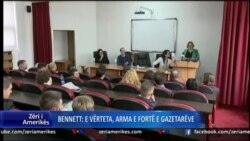 Drejtoresha e VOA, Amanda Bennett viziton Kosovën