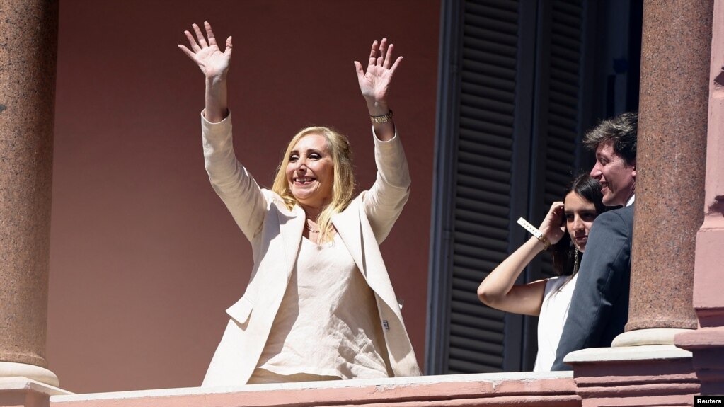 Karina Milei saluda desde el balcón de la Casa Rosa en Buenos Aires a la concurrencia tras la juramentación de su hermano Javier Milei y luego de llegar a la mansión presidencial. Ella es vista en el papel de primera dama de Argentina. [Foto: Reuters]