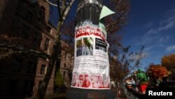 Un cartel en las calles de Nueva York, Estados Unidos, visto el 22 de noviembre de 2023, reclama la liberación de los rehenes "secuestrados" por Hamás en territorio israelí a comienzos de octubre.