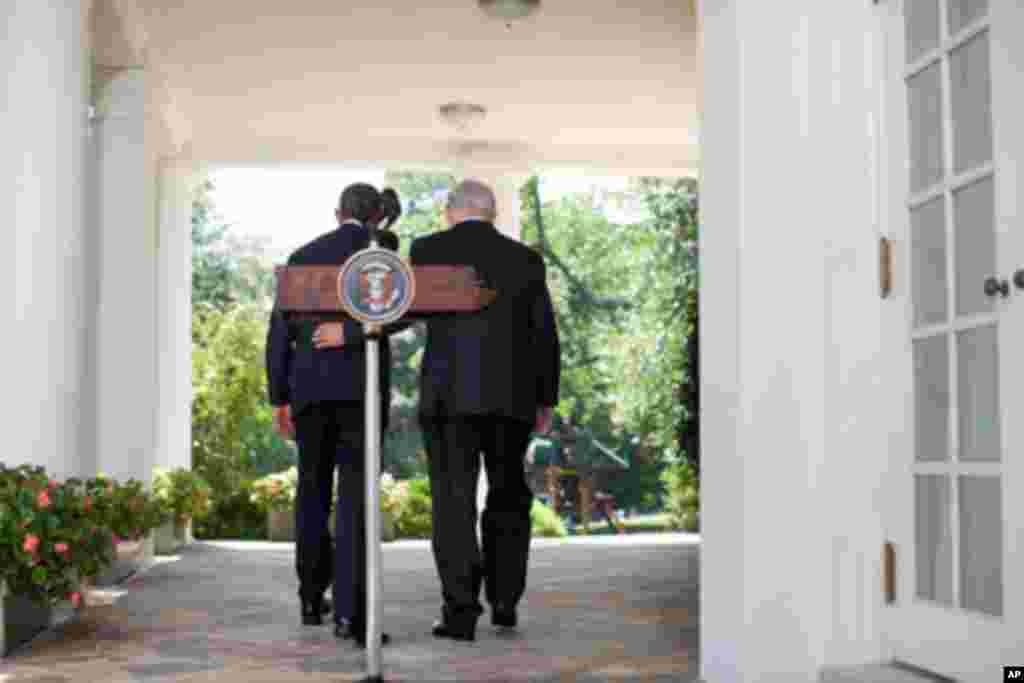 奥巴马总统陪同内塔尼亚胡总理离开白宫记者会(9月1日)