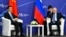 4일 블라디보스토크에서 블라디미르 푸틴 러시아 대통령이 러시아를 방문한 한정 중국 국가부주석과 면담을 하고 있다.