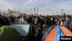 Para pengungsi dan migran di perbatasan Yunani dan Makedonia, dekat desa Idomeni, Yunani (5/3). 