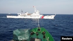 Kapal China tampak melaju di dekat kapal penjaga pantai Vietnam di Laut China Selatan (foto: dok). 