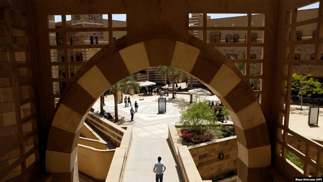 Sejumlah mahasiswa berjalan di Universitas Amerika diKairo di New Cairo, Mesir. Universitas yang didirikan pada tahun 1919 oleh seorang misionaris Amerika. (Foto: AP/Maya Alleruzzo)