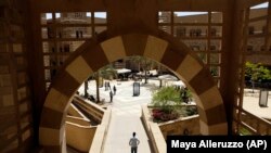 Sejumlah mahasiswa berjalan di Universitas Amerika diKairo di New Cairo, Mesir. Universitas yang didirikan pada tahun 1919 oleh seorang misionaris Amerika. (Foto: AP/Maya Alleruzzo)