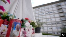 Una vela con la imagen del Papa Francisco frente a las ventanas del Policlínico Universitario Agostino Gemelli en Roma, el domingo 11 de junio de 2023, donde el Papa Francisco se recupera de la cirugía abdominal a la que se sometió el miércoles.