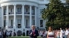 El presidente de EE.UU., Donald Trump en los jardines de la Casa Blanca en Washington DC acompañado de la primera dama Melania Trump, el 4 de julio de 2020.
