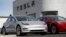 Dua mobil " 2018 Model 3" Tesla dipajang di dealer Tesla di kota Littleton, Colorado (foto: ilustrasi). 