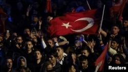 Pendukung Kemal Kilicdaroglu, calon presiden Turki, berkumpul di Ankara pada malam penghitungan suara pemilu Turki, pada 14 Mei 2023. (Foto: Reuters/Yves Herman)