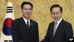 South Korean President Lee Myung-bak, right, shakes hands with Japanese Foreign Minister Seiji Maehara during a meeting at the presidential house in Seoul, 15 Jan 2011