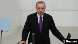 Presiden Turki Recep Tayyip Erdogan memberikan pidato di depan parlemen di Ankara (2/10). 