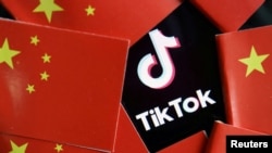 资料照片：TikTok标志与中国国旗。