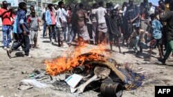 Un feu de joie est allumé dans une rue lors de la manifestation contre le président somalien Mohamed Abdullahi Mohamed à Mogadiscio, en Somalie, le 25 avril 2021.