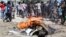 Un feu de joie est allumé dans une rue lors de la manifestation contre le président somalien Mohamed Abdullahi Mohamed à Mogadiscio, en Somalie, le 25 avril 2021.