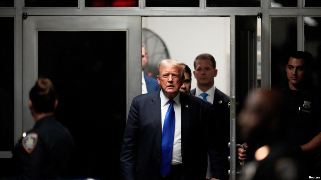 El expresidente Donald Trump regresa a la sala del Tribunal Penal de Manhattan, el jueves 30 de mayo de 2024, en Nueva York. Seth Wenig/Pool vía REUTERS