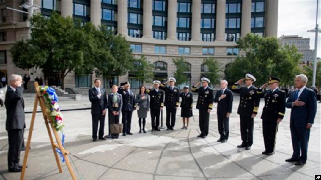 Bộ trưởng Quốc phòng Hoa Kỳ Chuck Hagel, Tổng Tham mưu trưởng Quân lực Hoa Kỳ Đại tướng Martin Dempsey và các tướng lãnh đặt vòng hoa tại Đài tưởng niệm của Hải quân để tưởng niệm các nạn nhân vụ nổ súng tại Hải quân Công xưởng trong thủ đô Washington, 17/9/13