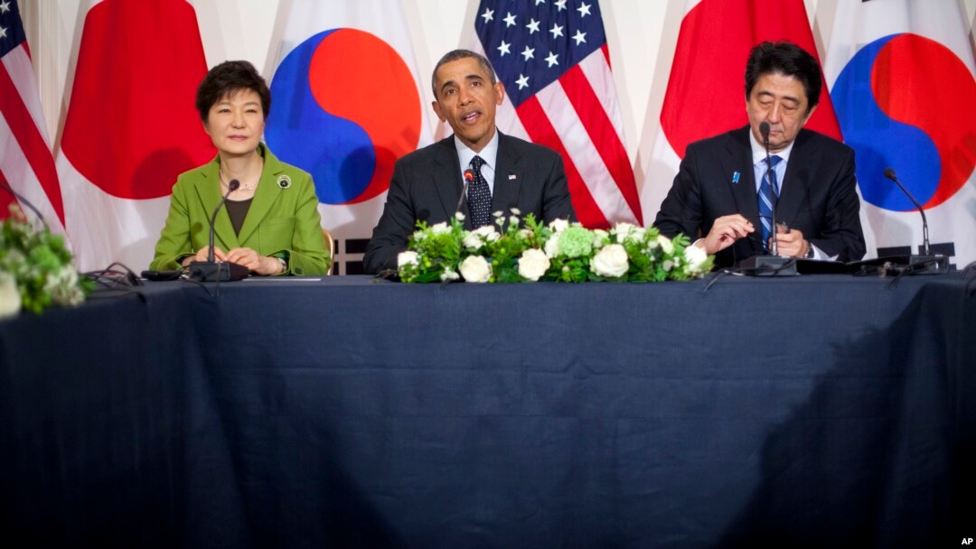 美國總統奧巴馬（中），日本首相安倍晉三（右）和南韓總統朴槿惠在荷蘭海牙舉行三國元首會議。