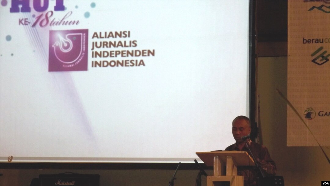 Ketua Aliansi Jurnalis Independen (AJI) Eko Maryadi memberikan sambutan pada ulang tahun AJI ke-18 di Jakarta. (Foto: VOA)
