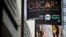 Cartaz sobre a transmissão dos Óscares em Hollywood Boulevard.