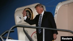 Le président américain Donald Trump arrive à bord de l'Air Force One à l'aéroport international Ninoy-Aquino à Manille, aux Philippines, le 12 novembre 2017.